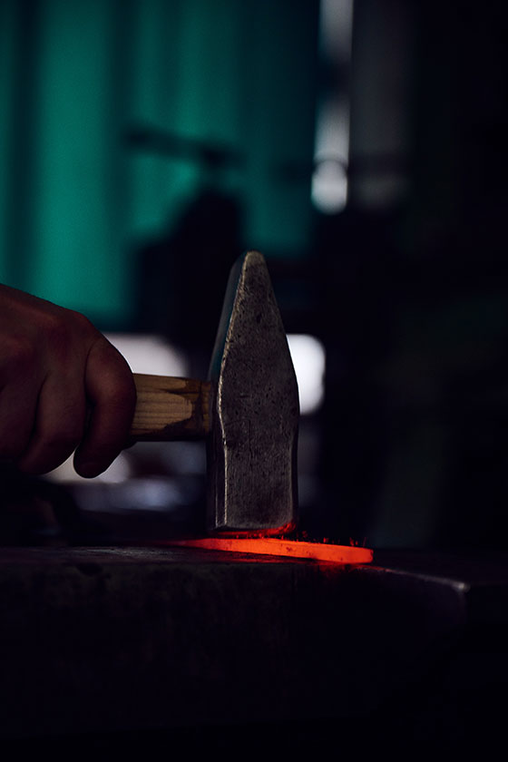 Begleitete Herstellung – Schmieden mit dem Hammer